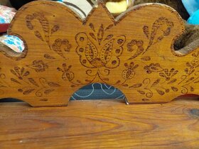 Dřevěná polička ručně vyřezávaná - 2