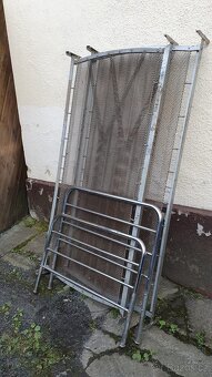 Chromová postel s pružinovým roštem - 2