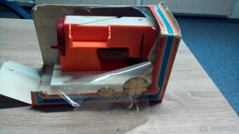 Retro hračka -dětský šicí stroj - 2