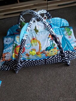 Hrací deka +zavesne hračky a štěrkátka. - 2