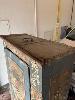 Stará malovaná skříň - 2