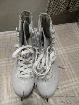 dívčí brusle na led - 2