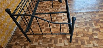 Postel černá kovová - 2