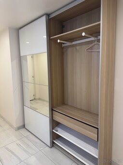 Šatní skříň bílý lesk + zrcadlo – moderní vzhled - 2