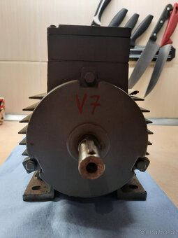 motor 3-fazovy 250W staršiho typu ale nikdy NEPOUŽITY cena 4 - 2