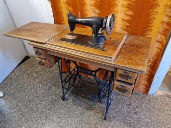 Starodávný šicí stroj Bobbin - 2