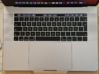 Apple MacBook Pro 15" (2017) Touch Bar Silver - 2