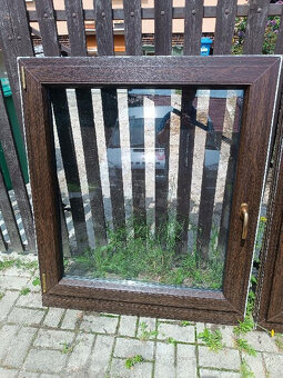 Prodám 2 hnědá okna 1,05m x 1,20m v pěkném stavu - 2