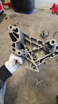 06F 199 207H vzpěra motoru AXX/BWA Golf 5 - 2