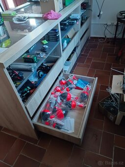 Regály a prodejní pult - 2