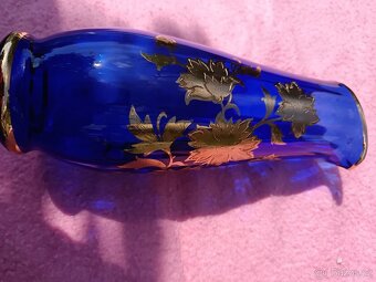 Modrý skleněný džbán se zlatými květinami - 2