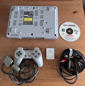 PS1 FAT v TOP stavu + hra Driver a příslušenství - 2
