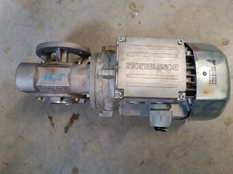 Elektromotor s převodovkou 66,5ot/min - 2