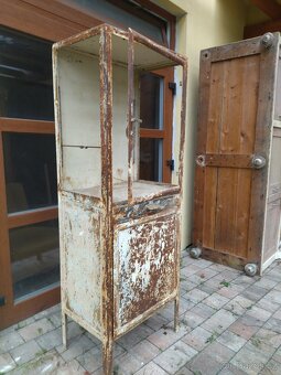 Stará lékařská vitrina - 2