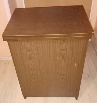 Elektrický skříňkový šicí stroje Veritas - 2