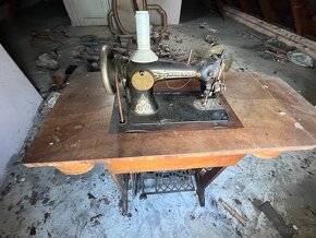 Starý šicích stroj Minerva - 2