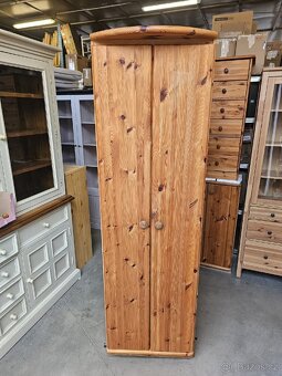 MASIVNÍ ŠATNÍ SKŘÍŇ - 2