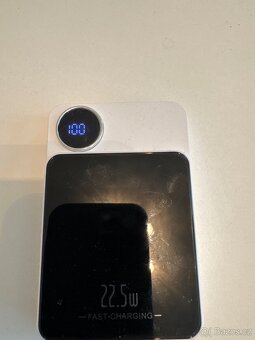 Ultratenká Magsafe Powerbanka s LCD displejem 5000mAh 22,5W - 2