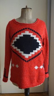 Dámský pletený červený svetr s ornamentem vel.S/M - 2