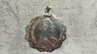 Velká stříbrná mince - tolar Marie Terezie ve stříbrném rámu - 2