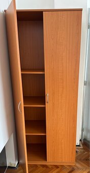 Nábytek- skříně, stůl, knihovny - 2