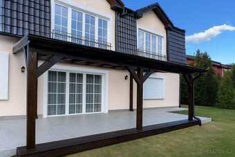 Masivní dřevěná pergola s čirým polykarbonátem – 5,5 × 4,35 - 2