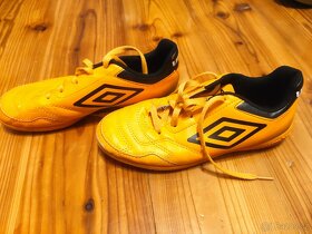 Prodám sálovky kopačky Umbro vel. 36 - 2