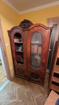 Starožitná skříň s řezbou - 2