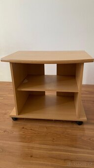 Malý noční / televizní stolek na kolečkách - 2
