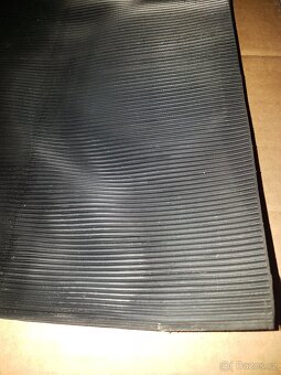 Rýhovaná pryžová podlahovina /podlaha / koberec - 2