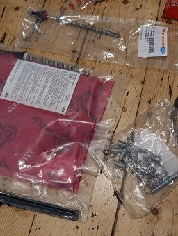 Opel Tigra b twin top zadní součástky k brzdám. - 2