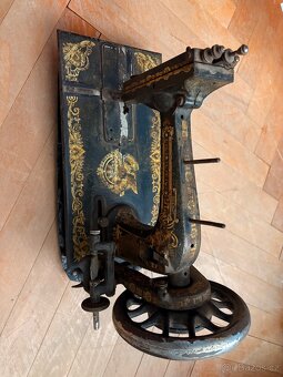 Šicí šlapací stroj Singer - bez stolu - 2