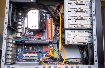 pc GIGABYTE, Core2Duo 2,66GHz,case GIGABYTE Triton 180 - 2