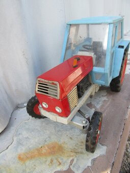 Nabízím starý model traktor Zetor. Nekompletní. Na ND. Předn - 2