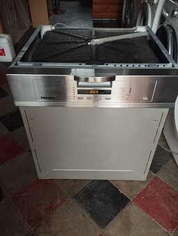 Vestavná nerezová myčka Miele - 2