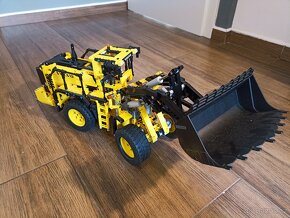 LEGO technic 42030 - VOLVO L350F - 2