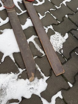 Staré lyže na dekoraci - 2