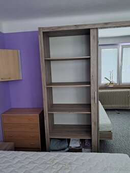 Velká skříň s posuvnými dveřmi - 2