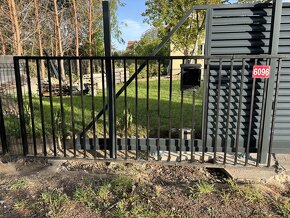Železný plot, plotové pole, brána - 2