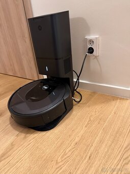 Robotický vysavač iRobot Roomba i7+ s vyprazdňovací stanicí - 2