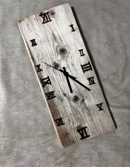 Dřevěné ručně vyráběné hodiny ze smrkového dřeva - 2