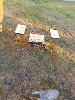 kovový květinový stolek - 2