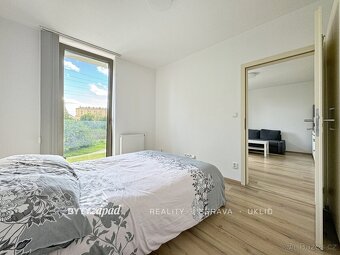 Pronájem slunného bytu 2+kk, 39 m2 přímo u břehu řeky v cent - 2