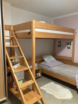 PATROVÁ POSTEL -KOMPLETNĚ DŘEVĚNÁ TOP STAV - 2