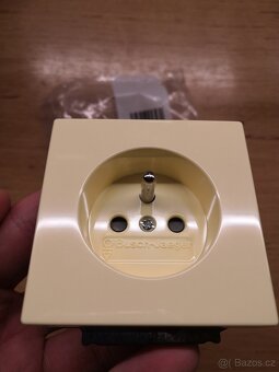 Zásuvky ABB Solo Carat žlutá s clonkami IP40 - 2