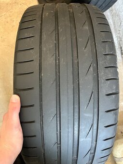 235/40R18 - 2