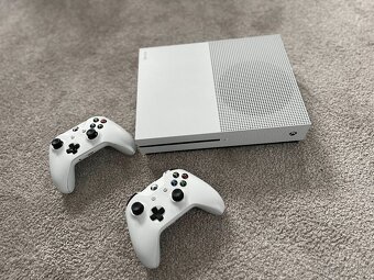 Xbox one S 500GB (2x ovladač + 4x hry na DVD viz. fotka) - 2