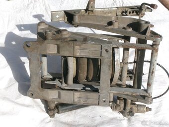 Prodám nějaký těžký nosník do zadních šavlí hydraul. traktor - 2