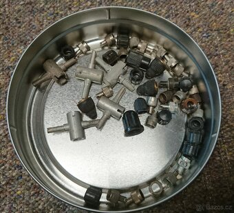 Drobné díly auto-moto, vypínače, žárovky, spojovák. - 2