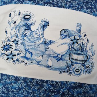 VYŠÍVANÝ POLŠTÁŘEK - FARMA - SLEPIČKA + KOHOUT - 2